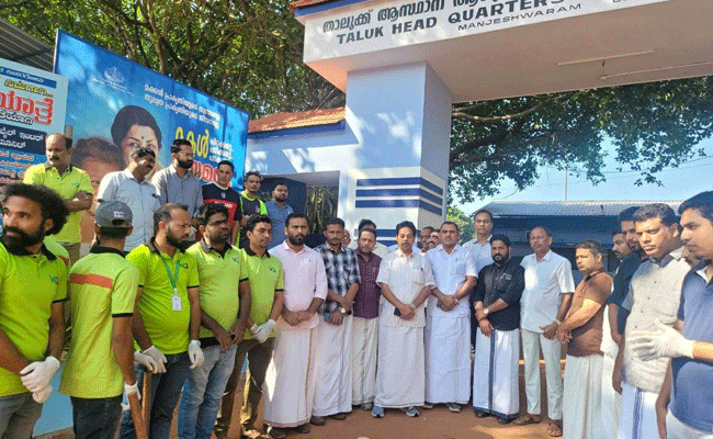 Read more about the article വൈറ്റ് ഗാർഡ് ദിനം: കാസർകോട് ജില്ലയിൽ സർക്കാർ ആശുപത്രികൾ ശുചീകരിച്ച് യൂത്ത് ലീഗ്