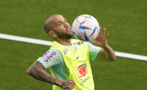 Read more about the article നിശാക്ലബില്‍ വച്ച് യുവതിയെ ലൈംഗികമായി പീഡിപ്പിച്ചു; ബ്രസീല്‍ താരം ഡാനി ആല്‍വ്സ് കസ്റ്റഡിയില്‍