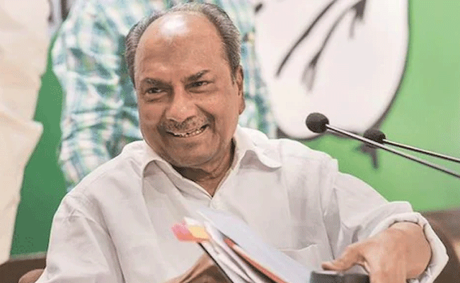 Read more about the article കോൺഗ്രസ് പുകയുന്നു; ‘രാഷ്ട്രീയ വിവാദങ്ങളിൽ പ്രതികരിക്കാനില്ല’; അനിൽ ആന്റണിയുടെ രാജിയിൽ ഒന്നും വിട്ടുപറയാതെ എ. കെ ആന്റണി