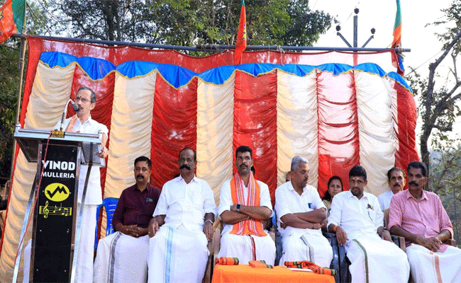 You are currently viewing ഹരീഷ് നാരമ്പാടി നയിച്ച ബി.ജെ.പിയുടെ ത്രിദിന പദയാത്ര മുള്ളേരിയയിൽ സമാപിച്ചു; ഉദ്ഘാടനം ചെയ്ത് എം.ടി. രമേഷ്