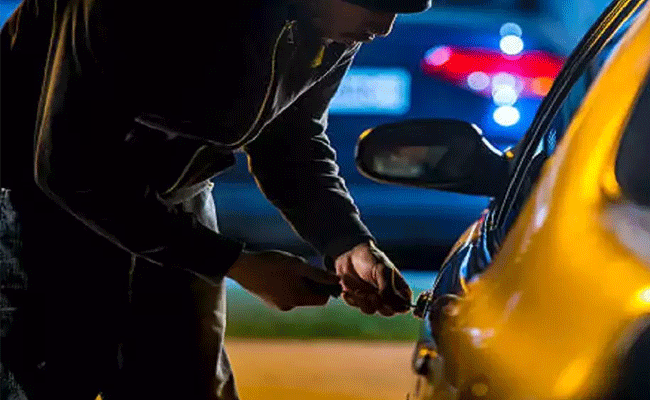 Read more about the article കള്ളന്മാരുടെ തലവന് ചികിത്സയ്ക്ക് പണം വേണം: അനുയായികള്‍ പൊളിച്ചടുക്കിയത് 50 ആഡംബര കാറുകള്‍