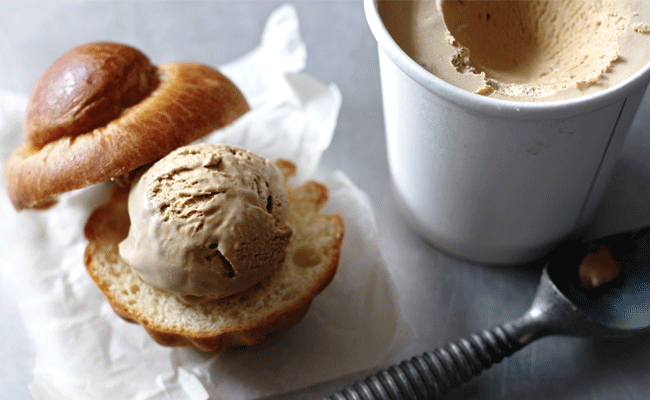 Read more about the article ഐസ്‌ക്രീം രുചിഭേദങ്ങള്‍ നുണയാം; ഒപ്പം മലബാര്‍ സ്നാക്സുകള്‍, ചായ, കോഫീ എന്നിവയും; ബെറ്റ് കഫേ കൂള്‍ബാറുമായി ടീം ബേഡകം