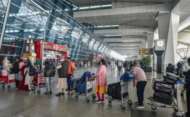 Read more about the article ഡൽഹി അന്താരാഷ്‌ട്ര വിമാനത്താവളത്തിൻ്റെ ഡിപ്പാർച്ചർ ഗേറ്റിൽ പരസ്യമായി മൂത്രമൊഴിച്ചു; യാത്രക്കാരൻ അറസ്റ്റിൽ