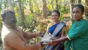 Read more about the article മാലിന്യത്തിൽ നിന്നും ലഭിച്ച അരലക്ഷം രൂപ ഉടമക്ക് തിരിച്ചേല്‍പ്പിച്ച സത്യസന്ധത; കാസർകോട്ടെ ഹരിതകർമ സേന മാതൃകയായി