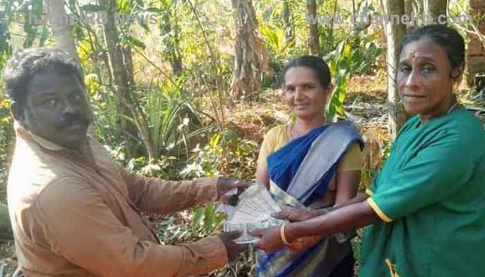 Read more about the article മാലിന്യത്തിൽ നിന്നും ലഭിച്ച അരലക്ഷം രൂപ ഉടമക്ക് തിരിച്ചേല്‍പ്പിച്ച സത്യസന്ധത; കാസർകോട്ടെ ഹരിതകർമ സേന മാതൃകയായി