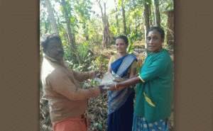 Read more about the article സത്യസന്ധതയില്‍ നൂറ് മാര്‍ക്ക്; അഭിമാനിക്കാം ഹരിതകര്‍മ സേനക്ക്; മാതൃകയായി സി.സുശീലയും പി.വി ഭവാനിയും മന്ത്രിയുടെയും അഭിനന്ദനം