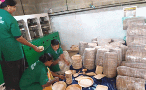 Read more about the article പാള പാത്ര നിര്‍മ്മാണത്തിലെ വിജയ കഥ; വിജയം കൊയ്ത് പനത്തടി ഗ്രാമപഞ്ചായത്തിലെ കുടുംബശ്രീ കൂട്ടായ്മ