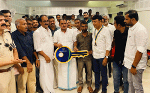 Read more about the article മാതൃകയായി ലയൺസ് ചെർക്കളയുടെ കാരുണ്യ പ്രവർത്തനം; പുതുവർഷ ദിനത്തിൽ വീടിൻ്റെ താക്കോലും ചികിത്സാ ധനസഹായവും വിതരണം ചെയ്തു