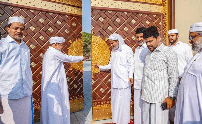 Read more about the article നവീകരിച്ച ‘കുമ്പോൽ തങ്ങൾ’ പള്ളിയും ദർഗ ശരീഫും വിശ്വാസികൾക്ക് തുറന്നു നൽകി; ജനുവരി 13 മുതൽ മതപ്രഭാഷണ പരമ്പര നടക്കും; 19 മുതൽ 22 വരെ ഉറൂസ്