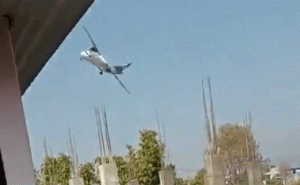 Read more about the article ആകാശത്തുവെച്ച് നിയന്ത്രണം നഷ്ടപ്പെട്ട് മലക്കംമറിഞ്ഞു; നേപ്പാളിൽ വിമാനം അപകടത്തിൽപ്പെടുന്നതിന് മുൻപുള്ള ദൃശ്യങ്ങൾ പുറത്ത്