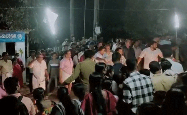 You are currently viewing കാസർകോട് പാലവയലില്‍ പള്ളി പെരുന്നാളിനിടെ വെടിക്കെട്ടപകടം; ഏഴു പേര്‍ക്ക് പരിക്കേറ്റു