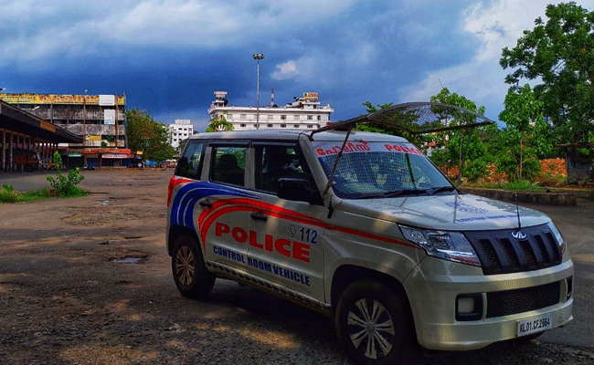 You are currently viewing മർദ്ദിച്ചെന്ന പരാതിയുമായി സ്റ്റേഷനിൽ എത്തിയ യുവാവിനെകൊണ്ട് പൊലീസ് തിരിച്ചു തല്ലിച്ചു; കൊല്ലത്തെ എസ്.ഐയുടെ ‘വിചിത്ര നടപടി’