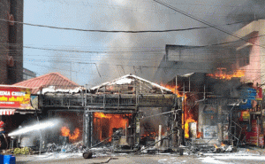 Read more about the article പത്തനംതിട്ട നഗരമധ്യത്തിലുള്ള വ്യാപാര സ്ഥാപനങ്ങളിൽ വൻ തീപിടിത്തം; അണക്കാനുള്ള ശ്രമം നടത്തുന്നതിനിടെ ഗ്യാസ് സിലിണ്ടറുകൾ പൊട്ടിത്തെറിച്ചു