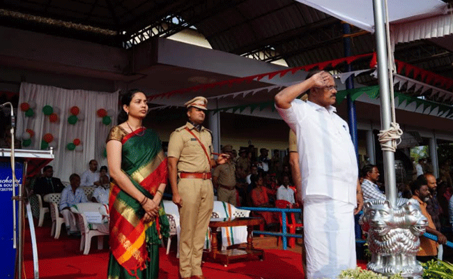 Read more about the article റിപ്പബ്ലിക് ദിന പരേഡ്; കാസര്‍കോട് മുനിസിപ്പല്‍ സ്റ്റേഡിയത്തില്‍ മന്ത്രി അഹമ്മദ് ദേവര്‍കോവില്‍ ദേശീയ പതാക ഉയര്‍ത്തി അഭിവാദ്യം സ്വീകരിച്ചു