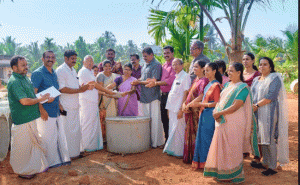 Read more about the article ജൈവ മാലിന്യ സംസ്‌കരണത്തില്‍ ഒരു ചുവട് കൂടി; നീലേശ്വരത്ത് റിംഗ് കമ്പോസ്റ്റ് വിതരണം തുടങ്ങി