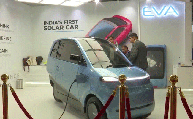 You are currently viewing ഇന്ത്യയിലെ ആദ്യത്തെ സോളാര്‍ കാര്‍ പുറത്തിറക്കി; ഒറ്റ ചാർജിൽ 250 കിലോമീറ്റർ ഓടും; സവിശേഷതകൾ അറിയാം