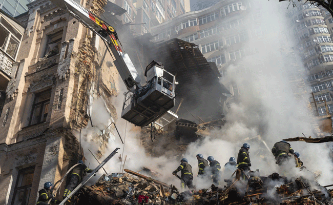 You are currently viewing റഷ്യയിൽ നിന്ന് മിസൈലാക്രമണവും ഡ്രോൺ സ്ഫോടനങ്ങളും; ഉക്രൈനിലാകെ വ്യോമാക്രമണ സൈറണുകൾ