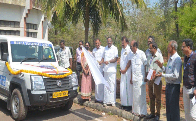 Read more about the article വളർത്തുമൃഗങ്ങളെ വീടുകളിലെത്തി ചികിത്സിക്കും; മൊബൈല്‍ വെറ്ററിനറി യൂണിറ്റുകള്‍ രാജ്മോഹന്‍ ഉണ്ണിത്താന്‍ എം.പി ഉദ്ഘാടനം ചെയ്തു