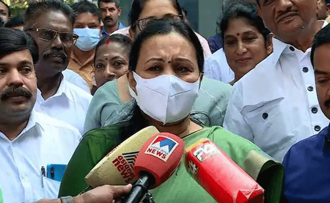 Read more about the article കാസർകോട് ഭക്ഷ്യവിഷബാധയേറ്റ് വിദ്യാർത്ഥിനിയുടെ മരണം; മന്ത്രി വീണാ ജോർജ് അന്വേഷണത്തിന് ഉത്തരവിട്ടു; അടിയന്തരമായി റിപ്പോർട്ട് നൽകാൻ ഭക്ഷ്യ സുരക്ഷാ കമ്മീഷണർക്ക് നിർദേശം