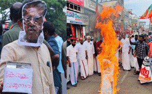 Read more about the article മുഖ്യമന്ത്രിക്ക് നേരെ കരിങ്കൊടി; ബജറ്റ് കത്തിച്ചു; പ്രതിഷേധവുമായി തെരുവിലിറങ്ങി പ്രതിപക്ഷം