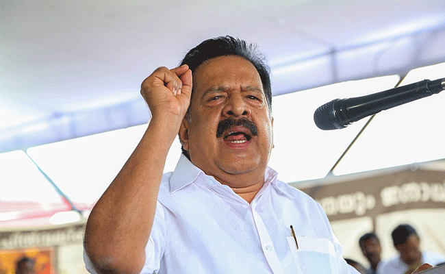 You are currently viewing അടിമുടി ദുരൂഹതയും അഴിമതിയും; വഴിയോര വിശ്രമ കേന്ദ്രത്തിൻ്റെ മറവില്‍ സര്‍ക്കാര്‍ ഭൂമി തട്ടിയെടുക്കാന്‍ ശ്രമം: രമേശ് ചെന്നിത്തല