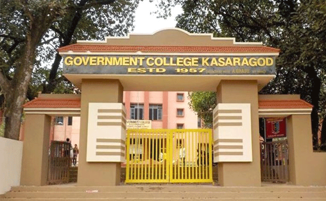 Read more about the article കുടിവെള്ള പ്രശ്‌നമുന്നയിച്ച വിദ്യാര്‍ത്ഥികളെ പൂട്ടിയിട്ടെന്ന പരാതി; കാസർകോട് ഗവണ്‍മെന്റ് കോളേജ് പ്രിന്‍സിപ്പാളിനെ ചുമതലയില്‍നിന്ന് നീക്കാന്‍ നിര്‍ദ്ദേശം നല്‍കി മന്ത്രി ആര്‍. ബിന്ദു