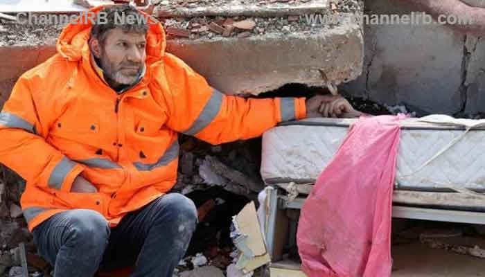 Read more about the article മരിച്ച മകളുടെ കൈവിടാതെ കാവലിരിക്കുന്ന അച്ഛന്‍; ദുരന്ത ഭൂമിയിലെ ഹൃദയം നുറുങ്ങുന്ന കാഴ്‌ചകള്‍