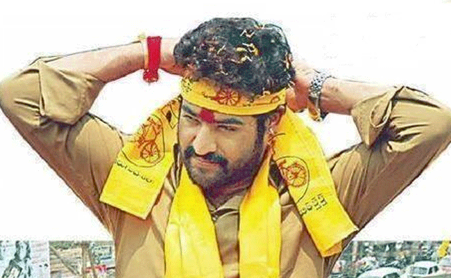 Read more about the article ജൂനിയർ എൻ.ടി.ആറിനെ രാഷ്ട്രീയത്തിലേക്ക് ക്ഷണിച്ച് തെലുങ്ക് ദേശം പാർട്ടി