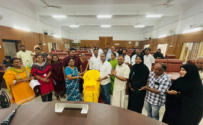Read more about the article ഭിന്നശേഷിക്കാർക്ക് വീൽചെയറുകളും അംഗനവാടികളിലേക്ക് ബേബി ചെയറുകളും കൈമാറി കാസർകോട് നഗരസഭ