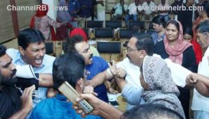 Read more about the article മലപ്പുറം നഗരസഭ കൗൺസിലിൽ ചേരിതിരിഞ്ഞു അക്രമം; വനിതാ കൗൺസിലർമാർക്ക് അടക്കം മർദനം