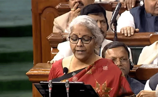 You are currently viewing പുതിയതായി 50 വിമാനത്താവളങ്ങൾ; 5 ജി സേവനം വ്യാപകമാക്കും; പാൻ കാർഡ് – തിരിച്ചറിയൽ കാർഡ് ആയി അംഗീകരിക്കും; ധനമന്ത്രിയുടെ പ്രധാന ബജറ്റ് പ്രഖ്യാപനങ്ങൾ ഇവയാണ്