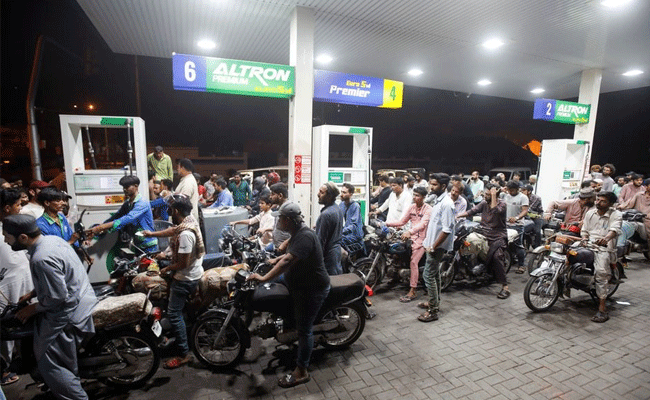 Read more about the article സാമ്പത്തിക രംഗം തകർച്ചയിൽ; പാകിസ്ഥാൻ നീങ്ങുന്നത് അതിരൂക്ഷമായ ഇന്ധന പ്രതിസന്ധിയിലേക്ക്; എണ്ണക്കമ്പനികളുടെ മുന്നറിയിപ്പ്