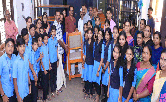 Read more about the article അജാനൂർ ഗ്രാമപഞ്ചായത്തിൻ്റെ സ്കൂളുകൾക്കുള്ള ഫർണിച്ചർ വിതരണ ഉദ്ഘാടനം നടന്നു