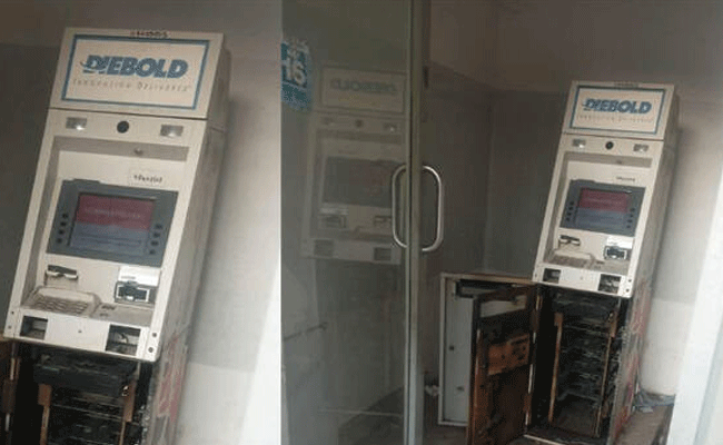 Read more about the article തമിഴ്നാട്ടിൽ 4 എ.ടി.എമ്മുകളിൽ നിന്നായി ഒരേസമയം കവർച്ച; മോഷണം നടത്തിയത് ഗ്യാസ് കട്ടർ ഉപയോഗിച്ച് മെഷീനുകൾ മുറിച്ച് ; 75 ലക്ഷത്തോളം രൂപ മോഷ്ടിച്ചു