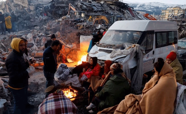 Read more about the article തുർക്കി- സിറിയ ഭൂകമ്പത്തിൽ മരിച്ചവരുടെ എണ്ണം 17,000 കടന്നു; കൊടുംതണുപ്പില്‍ ഭക്ഷണത്തിനും വെള്ളത്തിനും വേണ്ടി മുറവിളികൂട്ടി ആളുകൾ