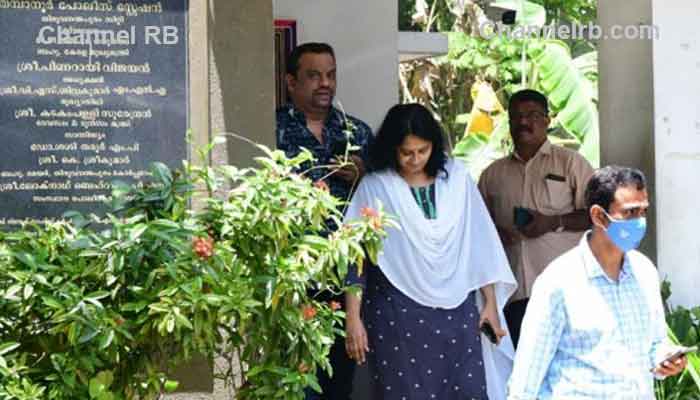 Read more about the article ഏഷ്യാനെറ്റ് ന്യൂസ് വ്യാജ വീഡിയോ നിര്‍മാണം; വാർത്ത എഡിറ്റർ സിന്ധു സൂര്യകുമാറിനെ ചോദ്യം ചെയ്‌തു