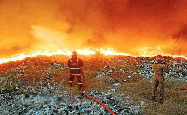 Read more about the article ബ്രഹ്‌മപുരത്തെ പ്ലാസ്റ്റിക് മാലിന്യ പുക; കൊച്ചി കോര്‍പ്പറേഷന് 1.8 കോടി പിഴയിട്ട് മലിനീകരണ നിയന്ത്രണ ബോര്‍ഡ്