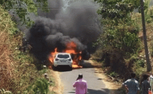 Read more about the article കാസർകോട് ഓടിക്കൊണ്ടിരുന്ന കാറിന് തീപിടിച്ചു; കുടുംബം അത്ഭുതകരമായി രക്ഷപ്പെട്ടു