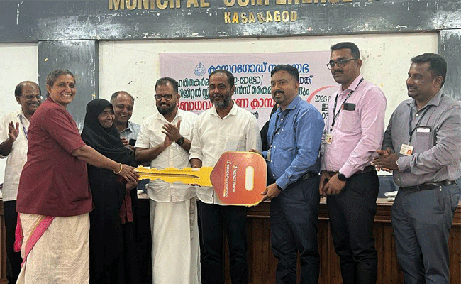 Read more about the article മാലിന്യ നീക്കം വേഗത്തിലാകും; കാസർകോട് നഗരസഭ ഹരിത കര്‍മ്മ സേനയ്ക്ക് ഇ-ഓട്ടോയും ഡിജിറ്റൽ സ്പ്രിംഗ് ബാലൻസും കൈമാറി