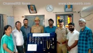 Read more about the article ഒമ്പതുലക്ഷത്തോളം രൂപയുടെ സ്വര്‍ണ- വജ്ര ആഭരണങ്ങൾ നിറച്ച ട്രോളിബാഗ്; മംഗളൂരു റെയില്‍പാളത്തില്‍ കണ്ടെത്തി, ഉടമകൾക്ക് നൽകാൻ പൊലീസ് നടപടിയായി