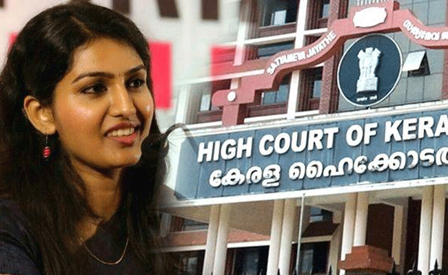 Read more about the article ബ്രഹ്മപുരം തീപിടുത്തം; കലക്ടര്‍ക്ക് ഒഴിഞ്ഞുമാറാനാകില്ലെന്ന് ഹൈക്കോടതി