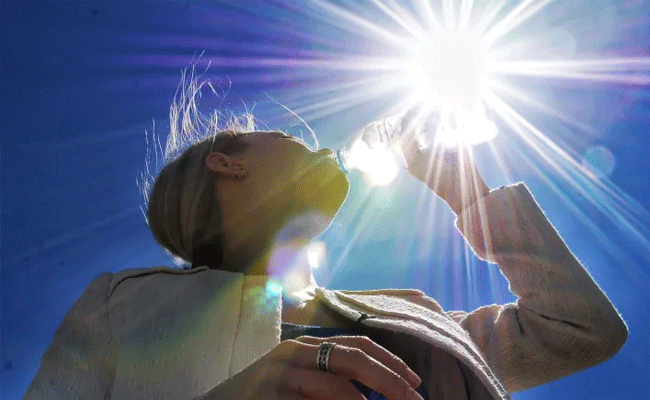 You are currently viewing കേരളത്തിലാകെ കൊടും ചൂട്; എട്ട് ജില്ലകളില്‍ സൂര്യാഘാതത്തിന് സാധ്യതയെന്ന് ദുരന്ത നിവാരണ വകുപ്പ്