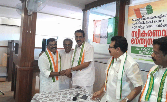 Read more about the article കാസർകോട്ട് എൻ.സി.പിയിൽ നിന്നും പാർട്ടി മാറിയവർക്ക് കേരള ഡെമോക്രാറ്റിക് പാർട്ടി സ്വീകരണം നൽകി