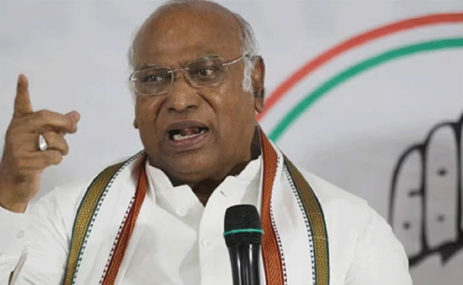 Read more about the article പൊതുമേഖലാ ഫണ്ട് ഉപയോഗിച്ച്‌ അദാനി രാജ്യത്തെ വിവിധ സ്ഥാപനങ്ങൾ വിലയ്ക്ക് വാങ്ങുന്നു; ബി.ജെ.പി ഇന്ത്യൻ ജനാധിപത്യത്തിൻ്റെ അടിത്തറ തകർത്തു: ഖാർഗെ