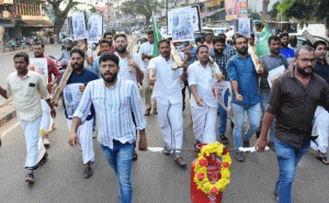 Read more about the article പാചക വാതക വിലവർദ്ധനവ്; റീത്ത് വെച്ച സിലിണ്ടറും വിറകുമേന്തി മുസ്‌ലിം യൂത്ത് ലീഗ് പ്രതിഷേധം