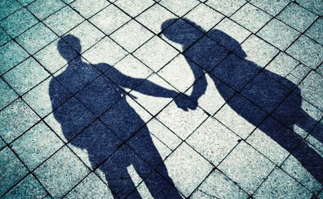 Read more about the article 35 വര്‍ഷത്തിന് ശേഷം പൂര്‍വ്വ വിദ്യാര്‍ഥി സംഗമത്തില്‍ കണ്ടുമുട്ടി; വീട്ടമ്മ ഭര്‍ത്താവിനെയും മക്കളെയും ഉപേക്ഷിച്ച് കാമുകനൊപ്പം ഒളിച്ചോടി