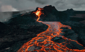 Read more about the article ലോകത്തെ ഏറ്റവും അപകടകാരി; ഇന്തോനേഷ്യയിലെ മെരാപി അഗ്നിപര്‍വ്വതം പൊട്ടിത്തെറിച്ചു