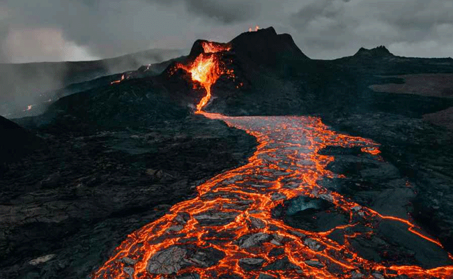 You are currently viewing ലോകത്തെ ഏറ്റവും അപകടകാരി; ഇന്തോനേഷ്യയിലെ മെരാപി അഗ്നിപര്‍വ്വതം പൊട്ടിത്തെറിച്ചു