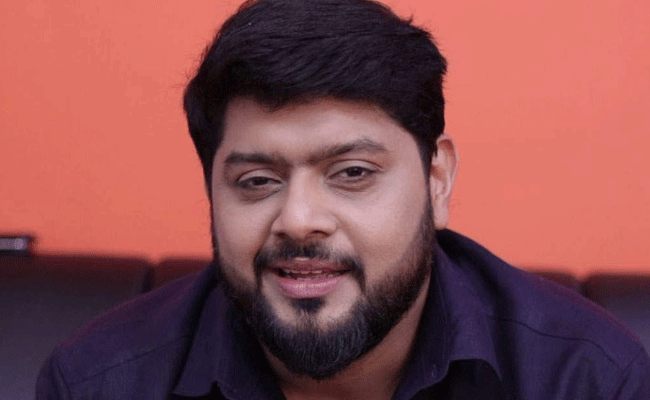 You are currently viewing മുഖത്തിൻ്റെ ഒരു ഭാഗത്ത് പാര്‍ഷ്യല്‍ പാരാലിസിസ്; ചിരിക്കുമ്പോള്‍ മുഖത്തിൻ്റെ ഒരു വശം അനക്കാനാകില്ല; മിഥുന്‍ ആശുപത്രിയില്‍