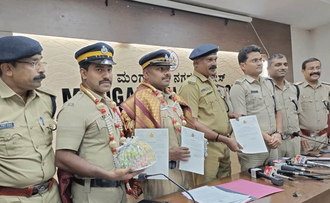 Read more about the article കുറ്റവാളികളെ കുരുക്കാൻ കൈകോർക്കാം; കൊലപാതക – കവർച്ച കേസിലെ പ്രതിയെ തന്ത്രപരമായി പിടികൂടിയ കാസർകോട്ടെ പോലീസിന് കർണാടക പോലീസിൻ്റെ അനുമോദനം